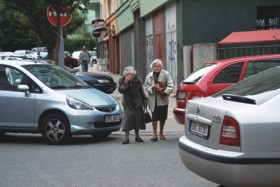 Divoce parkující auta nejenže zabírají cenný veřejný prostor, ale brání v bezpečném a pohodném pohybu chodců. Foto: archiv Nadace Partnerství.