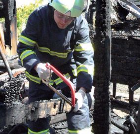 Kpt. Halamek odděluje část dřeva, kde pes označil výskyt TOL