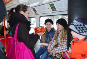 Knižní revizor v knihovní tramvaji v Brně. Foto: Edita Vališová.