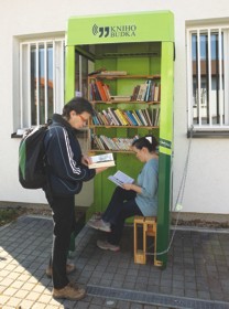 Knihobudka na Praze 3. Foto: Radoslav Bernat. 