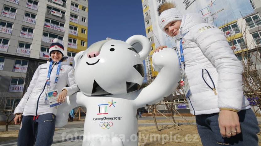 f_06 Martina Sáblíková a Nikola Zdráhalová.jpg