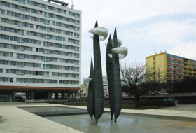 Plastika na pražském sídlišti Novodvorská. Foto: Radoslav Bernat.